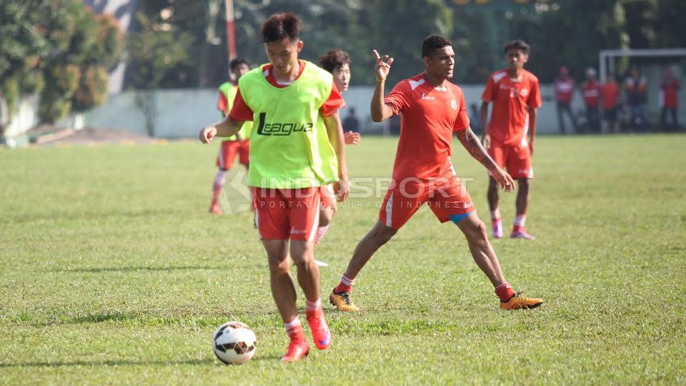 Sejumlah pemain Persija Jakarta tengah serius menjalani latihan.